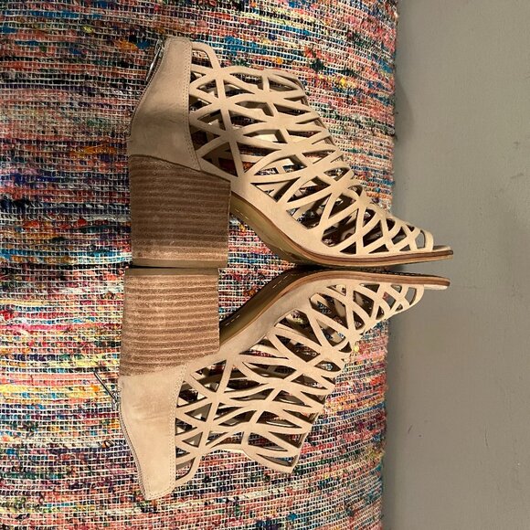 Vince Camuto Cut-Out Bootie Beige Sandals. 3" Block Heel. Size: 10. Gently Used. - Picture 3 of 7